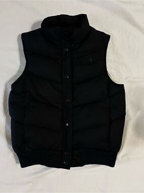 Gap Womens Puffer Vest Size XS Black Down Filled Yellow Inside Snap Close Pocket